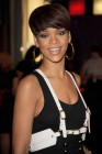 Mellbimbópiercingje van Rihanna-nak!