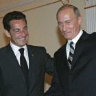 Sarkozy és Putyin puszta kézzel esnek egymásnak