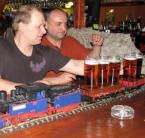 Kisvasút szállítja a sört  az asztalokra egy cseh kocsmában (képekkel!)