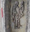 Szerelem a föld alatt - közel 1200 éve, kézen fogva temették el a párt
