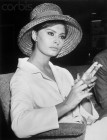 Sophia Lorent sír a nápolyi szeméthegyek miatt