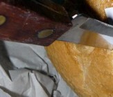 Kést sütöttek a kenyerébe