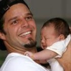 Ricky Martin kétszeres apa lett - béranya segítségével!