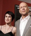 Bruce Willis lányának bekötik a fejét