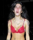 Amy Winehouse lehányta a kölcsönzött ruháját!