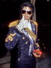 Michael Jackson elárverezi ruhatárát
