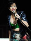 Rihanna szolid ruhában lép fel Malaysiában