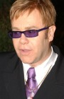 Elton John koncertet ad egy brutálisan meggyilkolt meleg diák emlékére