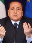 Silvio Berlusconi egy luxusprosti szolgáltatásait vette igénybe!