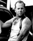 Bruce Willis falta a nõket és kábítószer kereskedelembõl élt!
