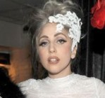 Hihetetlen! Lady Gaga fel tud öltözni!