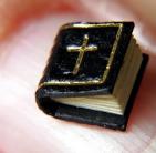 Pornóra cseréltek bibliát Helsinkiben ateisták