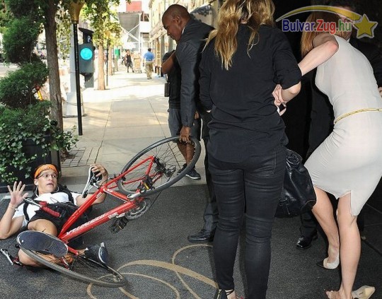 Biciklis gázolta el Nicole Kidmant