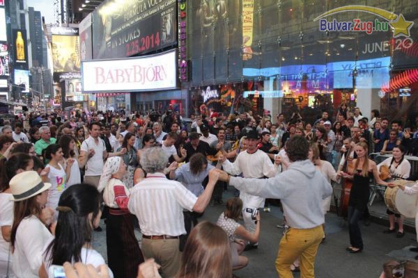 Magyar néptáncosok a Times Square-en