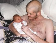Mesterségesen megindítatták a szülést, hogy a haldokló apuka is láthassa a babát
