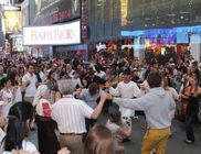 Magyar néptáncosok a Times Square-en