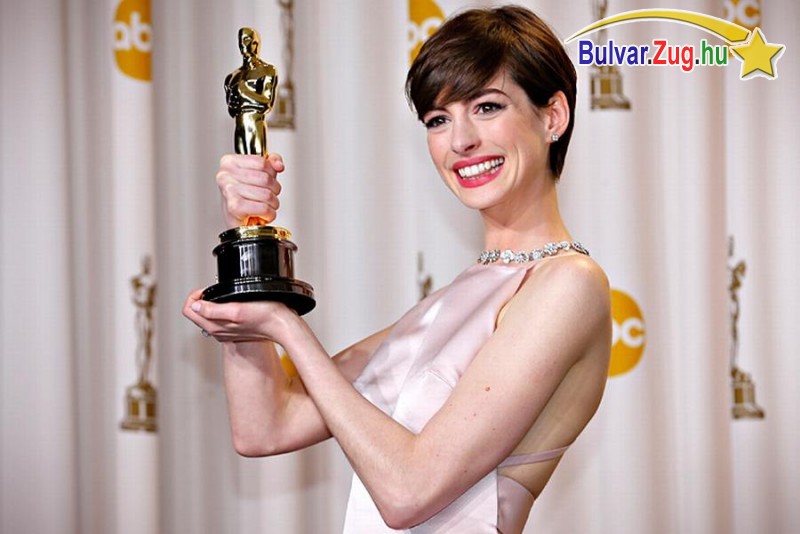 Anna Hathaway frizurája már népszerűbb mint Jennifer Anistoné