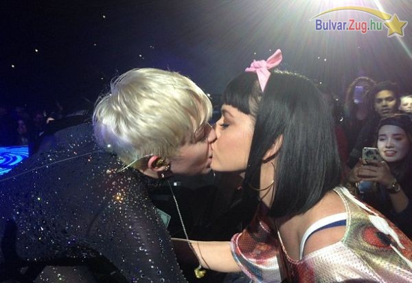 Katy Perry és Miley Cyrus csókcsatája