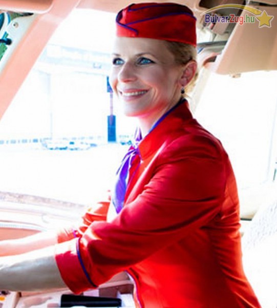 Schell Judit stewardessnek öltözve