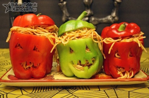 Halloweeni paprika töltve