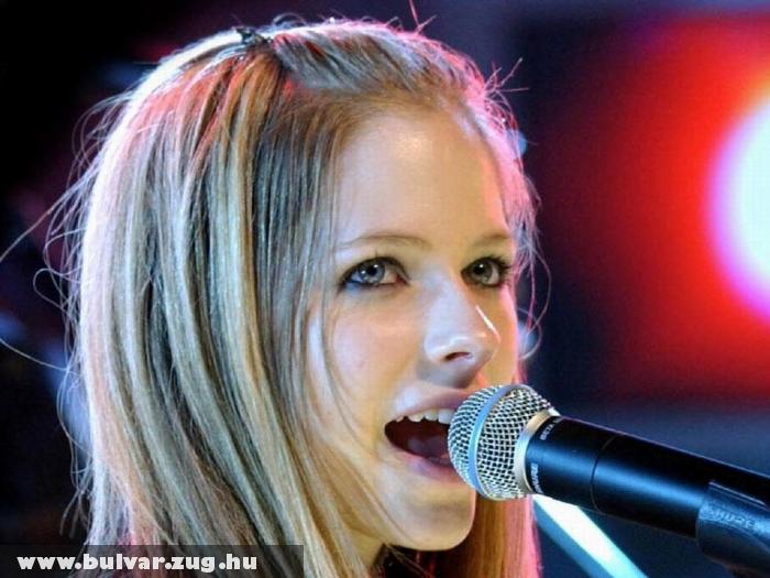 Avril Lavigne és a mikrofon
