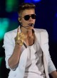 Justin Bieber arany kesztyűje