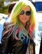 Kesha szivárványszínű hajjal