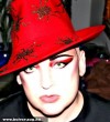 Boy George piros kalapban