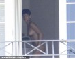 Rihanna nyitott ablaknál vetkõzott