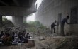 Indiai hajléktalan gyerekeknek a híd alatt tartanak önkéntes alapon tanórát