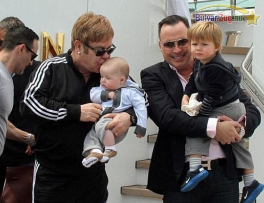 Megmutatta második gyermekét Elton John