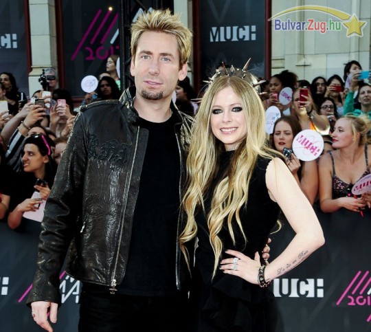 Előre megünnepelte az esküvőjét Avril Lavigne