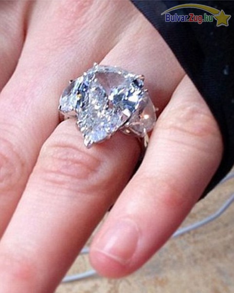 17 karátos gyémántgyűrűt kapott Avril Lavigne