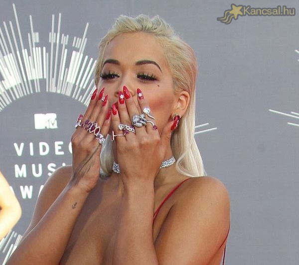 Nem semmi: 13 millió forintnyi dollárt költött körmeire Rita Ora